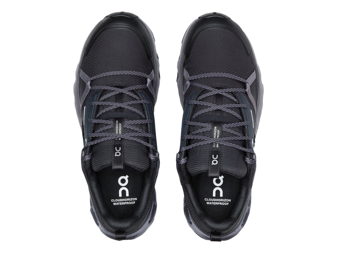 Tenis deportivos On Cloud en color negro y gris con suela tecnológica perforada y acabado mate.