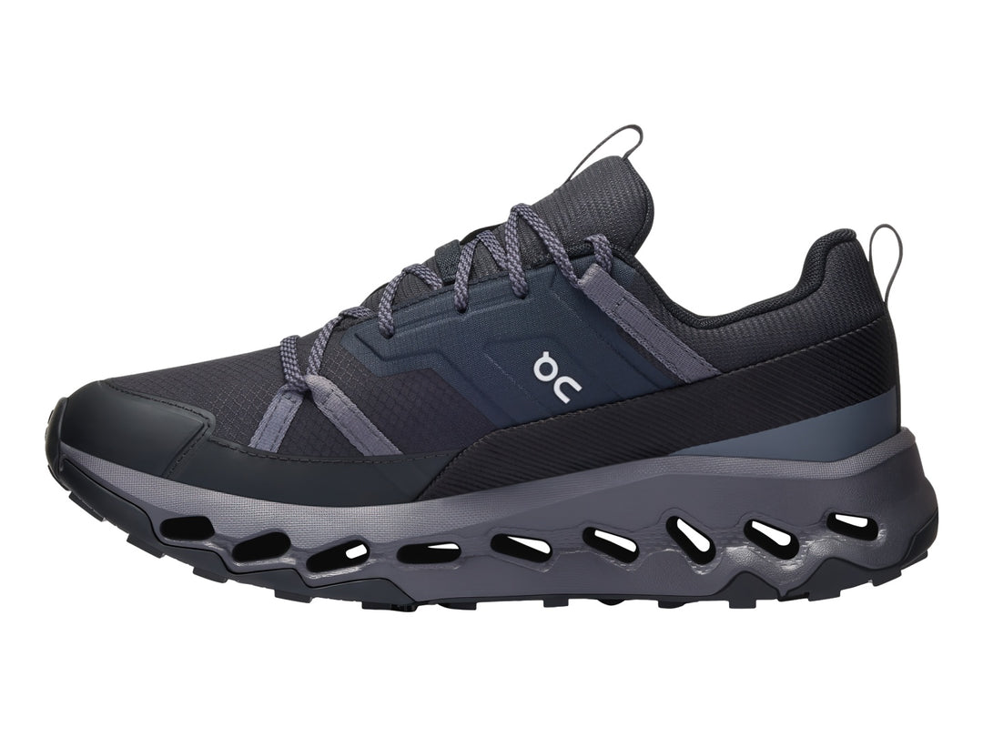 Tenis deportivos On Cloud en color negro y gris con suela tecnológica perforada y acabado mate.