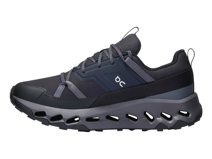Tenis deportivos On Cloud en color negro y gris con suela tecnológica perforada y acabado mate.