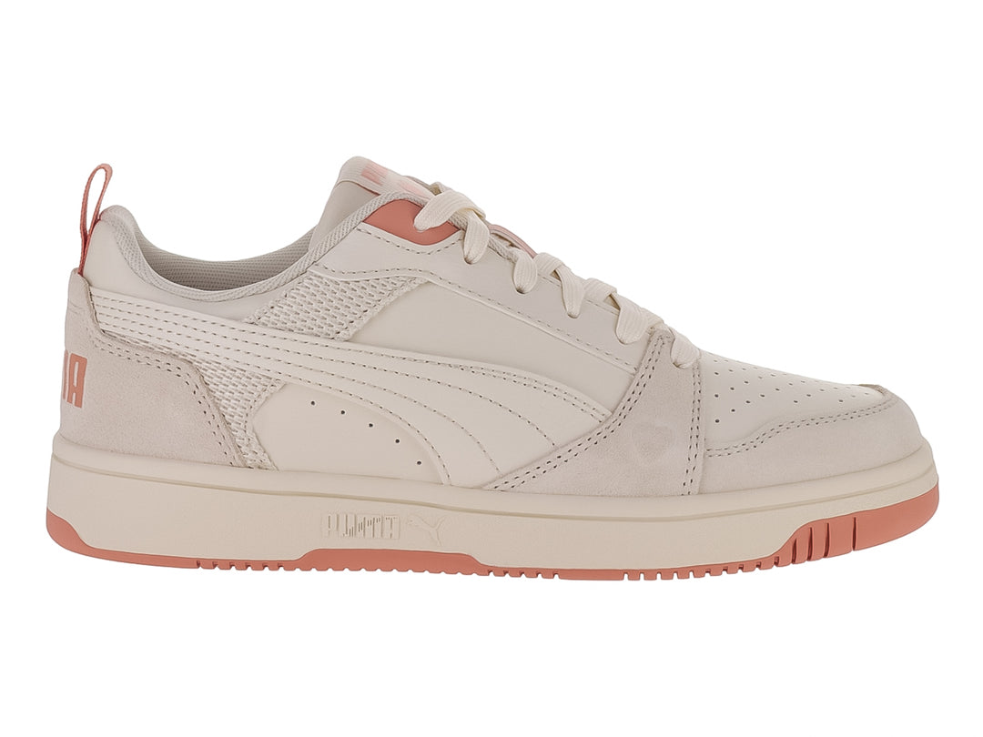 Tenis PUMA Rebound V6 Low en color blanco nieve con detalles en durazno, diseño deportivo de corte bajo.