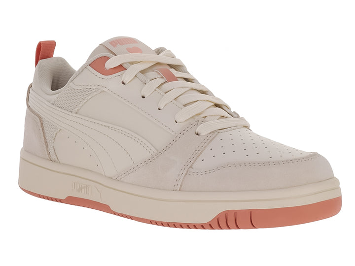 Tenis PUMA Rebound V6 Low en color blanco nieve con detalles en durazno, diseño deportivo de corte bajo.