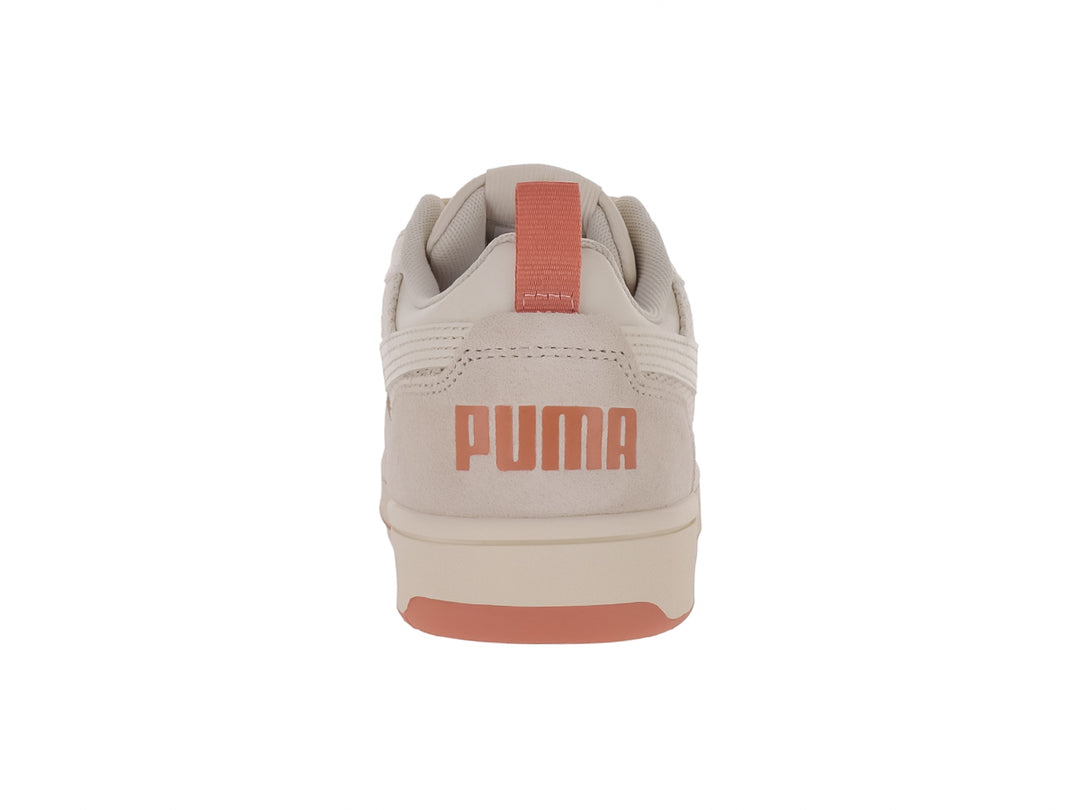 Tenis PUMA Rebound V6 Low en color blanco nieve con detalles en durazno, diseño deportivo de corte bajo.