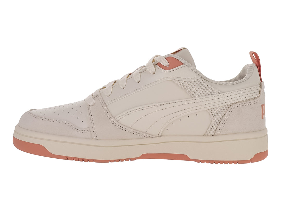 Tenis PUMA Rebound V6 Low en color blanco nieve con detalles en durazno, diseño deportivo de corte bajo.