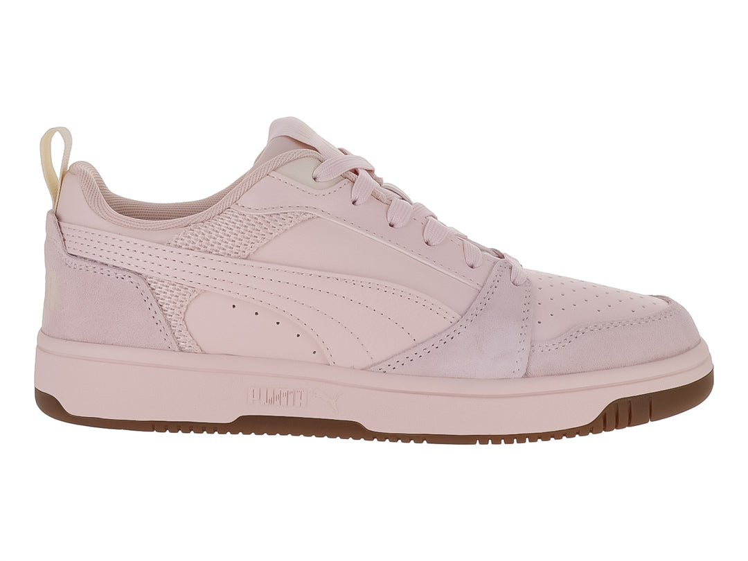 Tenis PUMA Rebound V6 Low en color rosa pastel con suela café y detalles sintéticos.