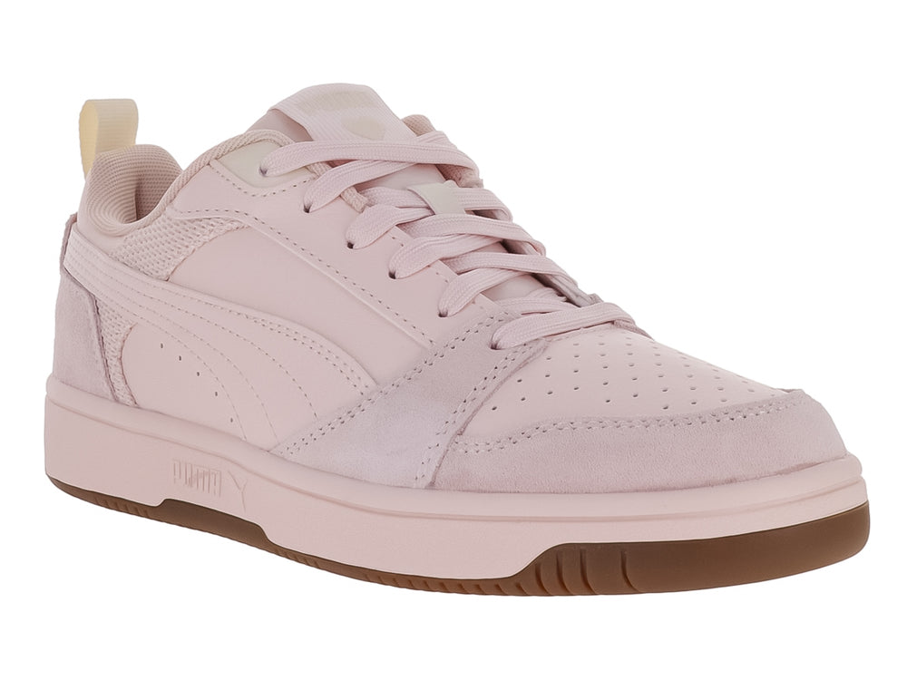 Tenis PUMA Rebound V6 Low en color rosa pastel con suela café y detalles sintéticos.