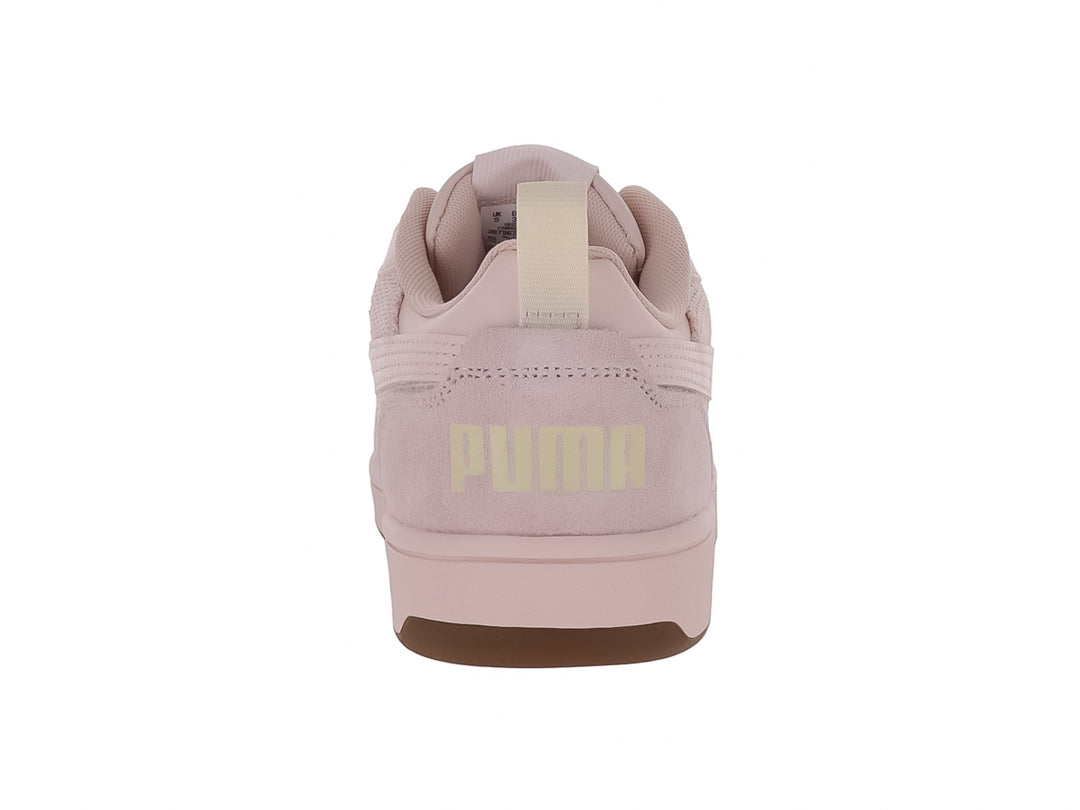 Tenis PUMA Rebound V6 Low en color rosa pastel con suela café y detalles sintéticos.