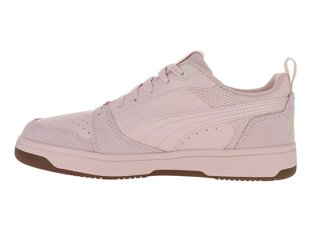 Tenis PUMA Rebound V6 Low en color rosa pastel con suela café y detalles sintéticos.