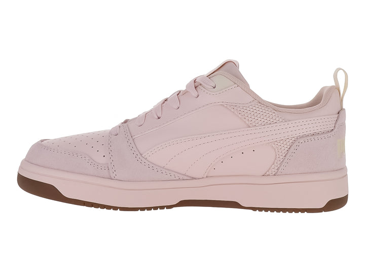 Tenis PUMA Rebound V6 Low en color rosa pastel con suela café y detalles sintéticos.