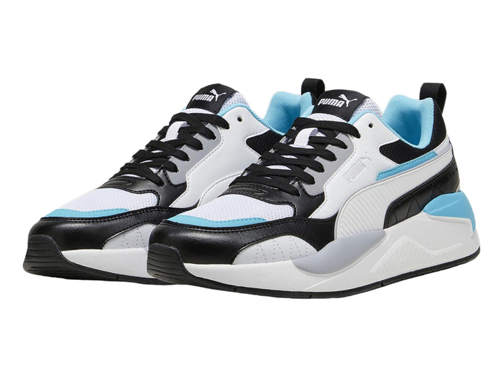 Tenis PUMA X-RAY 2 SQUARE en colores blanco, negro y aqua con suela gruesa.