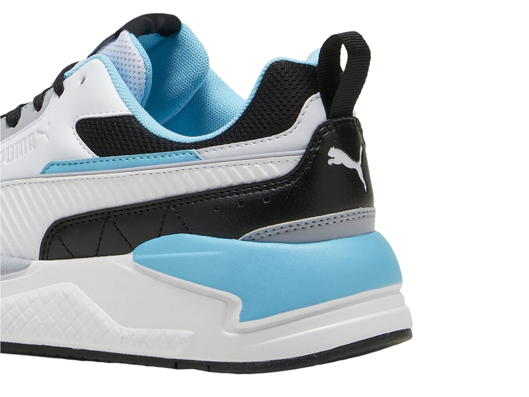 Tenis PUMA X-RAY 2 SQUARE en colores blanco, negro y aqua con suela gruesa.