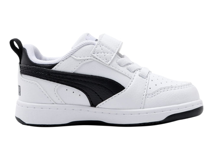 Tenis PUMA Rebound V6 Lo AC+ infantiles en color blanco con detalles laterales en negro y cierre de velcro.