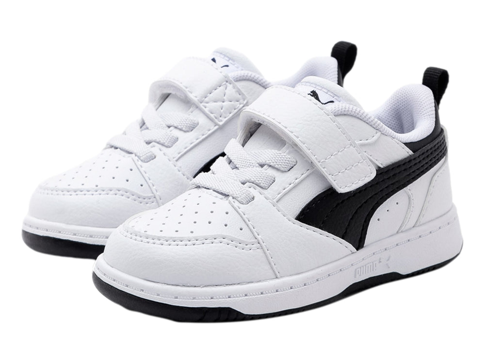 Tenis PUMA Rebound V6 Lo AC+ infantiles en color blanco con detalles laterales en negro y cierre de velcro.