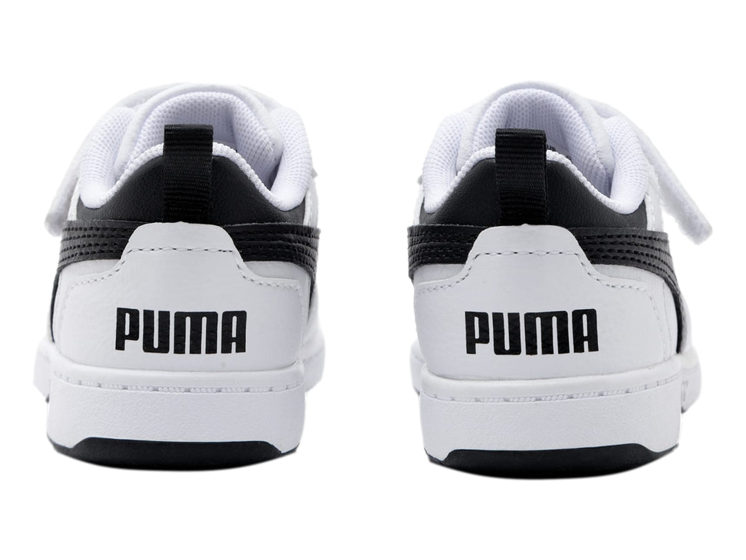 Tenis PUMA Rebound V6 Lo AC+ infantiles en color blanco con detalles laterales en negro y cierre de velcro.