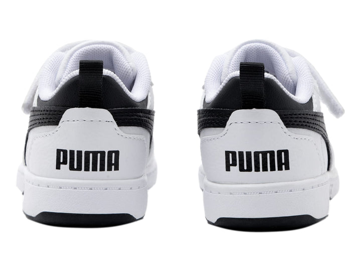 Tenis PUMA Rebound V6 Lo AC+ infantiles en color blanco con detalles laterales en negro y cierre de velcro.