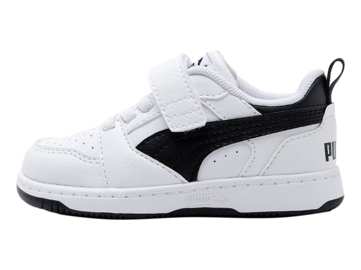 Tenis PUMA Rebound V6 Lo AC+ infantiles en color blanco con detalles laterales en negro y cierre de velcro.