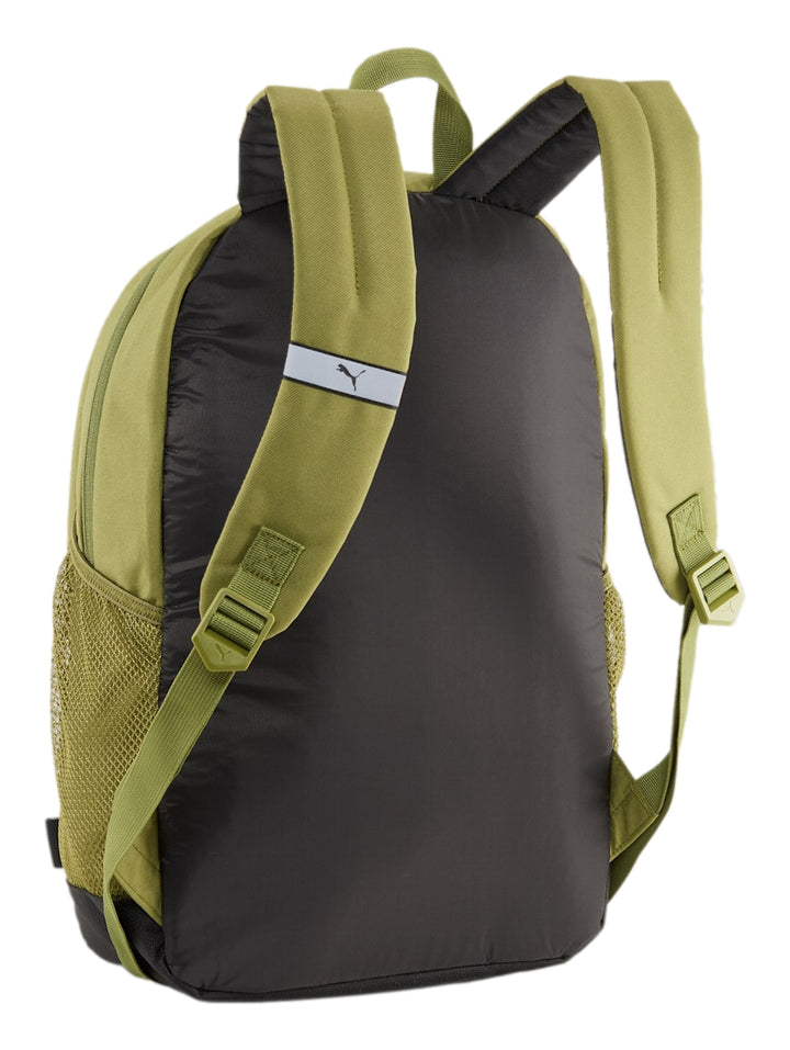 Mochila PUMA color verde oliva con base negra, bolsillo lateral de malla y logo del puma en relieve al frente.