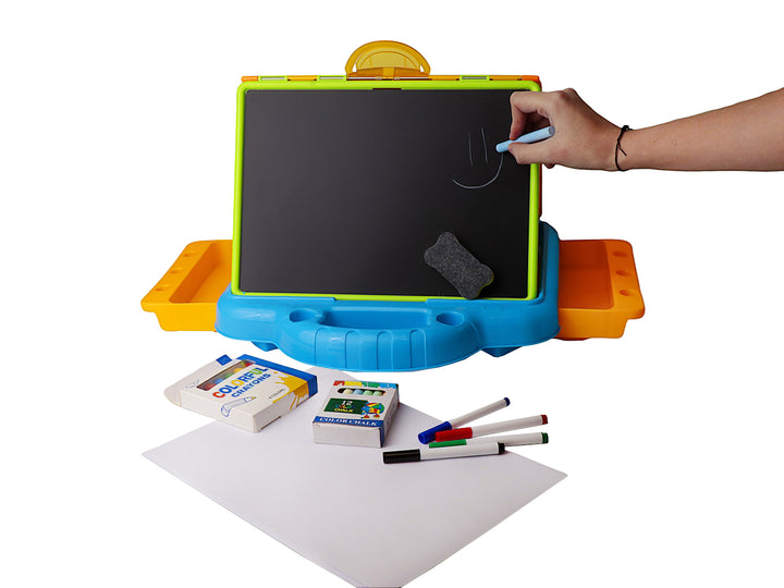 Pizarrón de dibujo portátil multicolor para niños con marco amarillo y base azul, incluye accesorios.