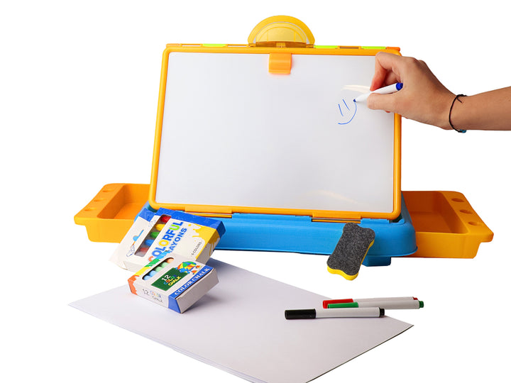 Pizarrón de dibujo portátil multicolor para niños con marco amarillo y base azul, incluye accesorios.