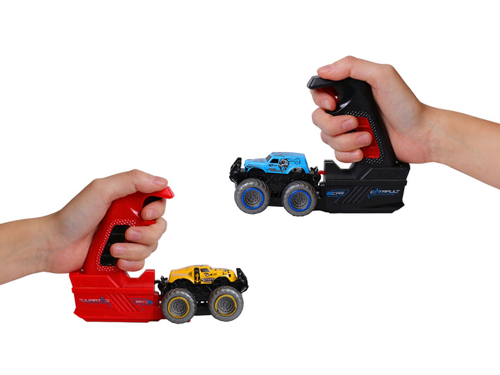 Set de juguetes KELDER TOYS con cinco vehículos tipo monster truck y un lanzador rojo en empaque transparente.