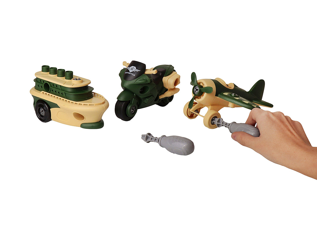 Set de juguetes militares KELDER TOYS con avión, moto y barco en colores verde y beige dentro de su empaque.