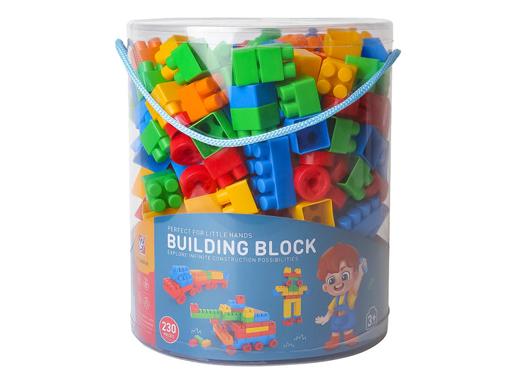 Set de 230 bloques de construcción multicolores en cubeta transparente con figuras armadas.