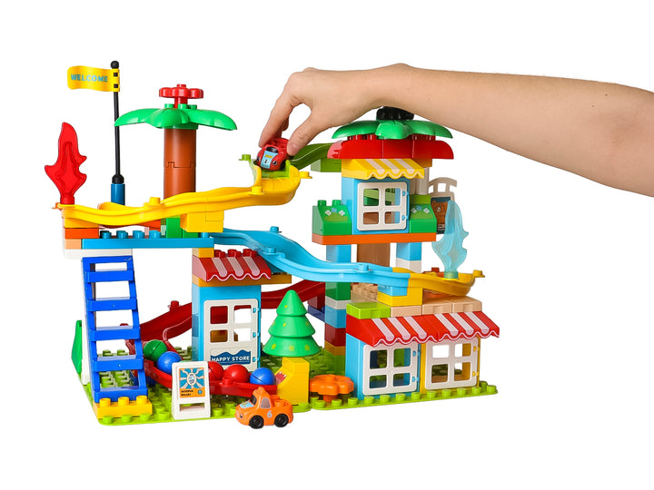 Set de bloques de construcción multicolor con pista para autos, casa y accesorios decorativos.