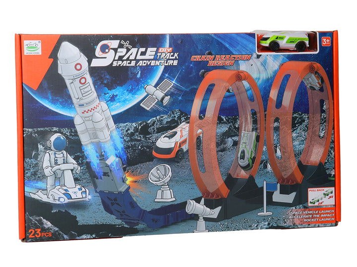 Juego de pista espacial con cohete blanco, dos loops naranjas y accesorios pequeños sobre fondo blanco.