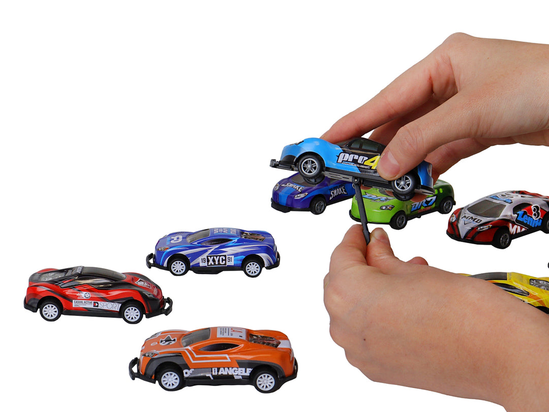 Set de carros de juguete multicolores en empaque negro con ventana transparente.