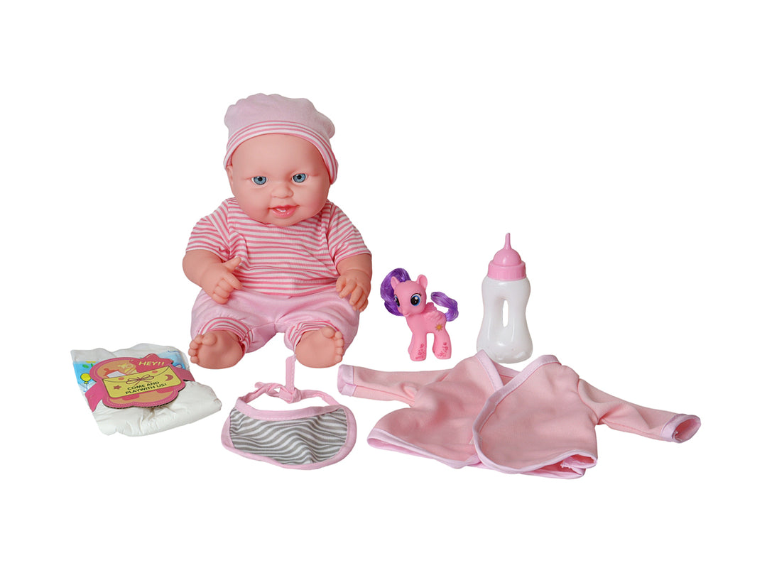 Set de juguete de muñeco bebé con ropa rosa, biberón, babero y un pequeño pony rosa sobre fondo blanco.