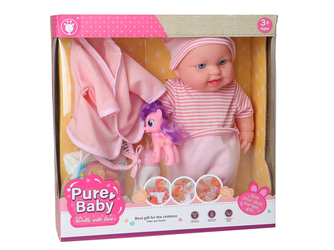 Set de juguete de muñeco bebé con ropa rosa, biberón, babero y un pequeño pony rosa sobre fondo blanco.