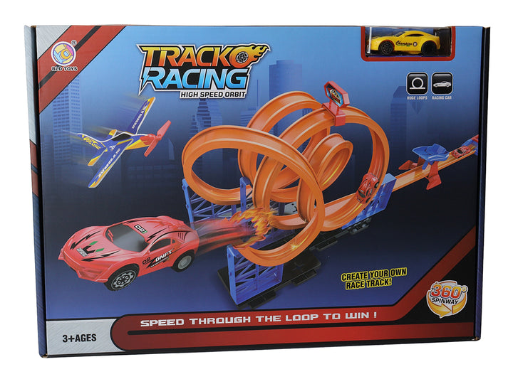 Caja de juego Track Racing con pista naranja, autos de colores y un avión decorativo sobre fondo urbano.