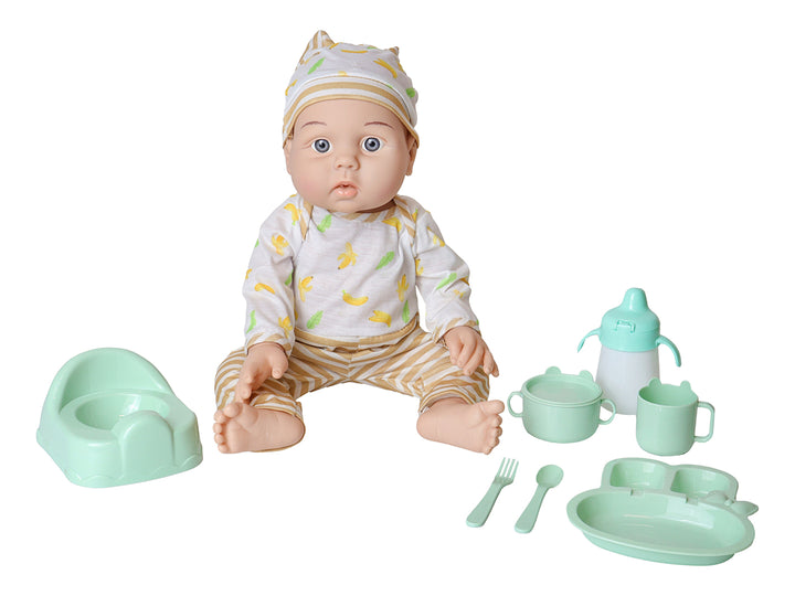 Muñeco bebé con ropa blanca y amarilla, acompañado de accesorios en color verde menta como biberón y plato.