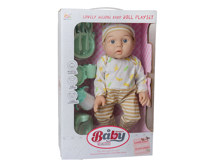 Muñeco bebé con ropa blanca y amarilla, acompañado de accesorios en color verde menta como biberón y plato.