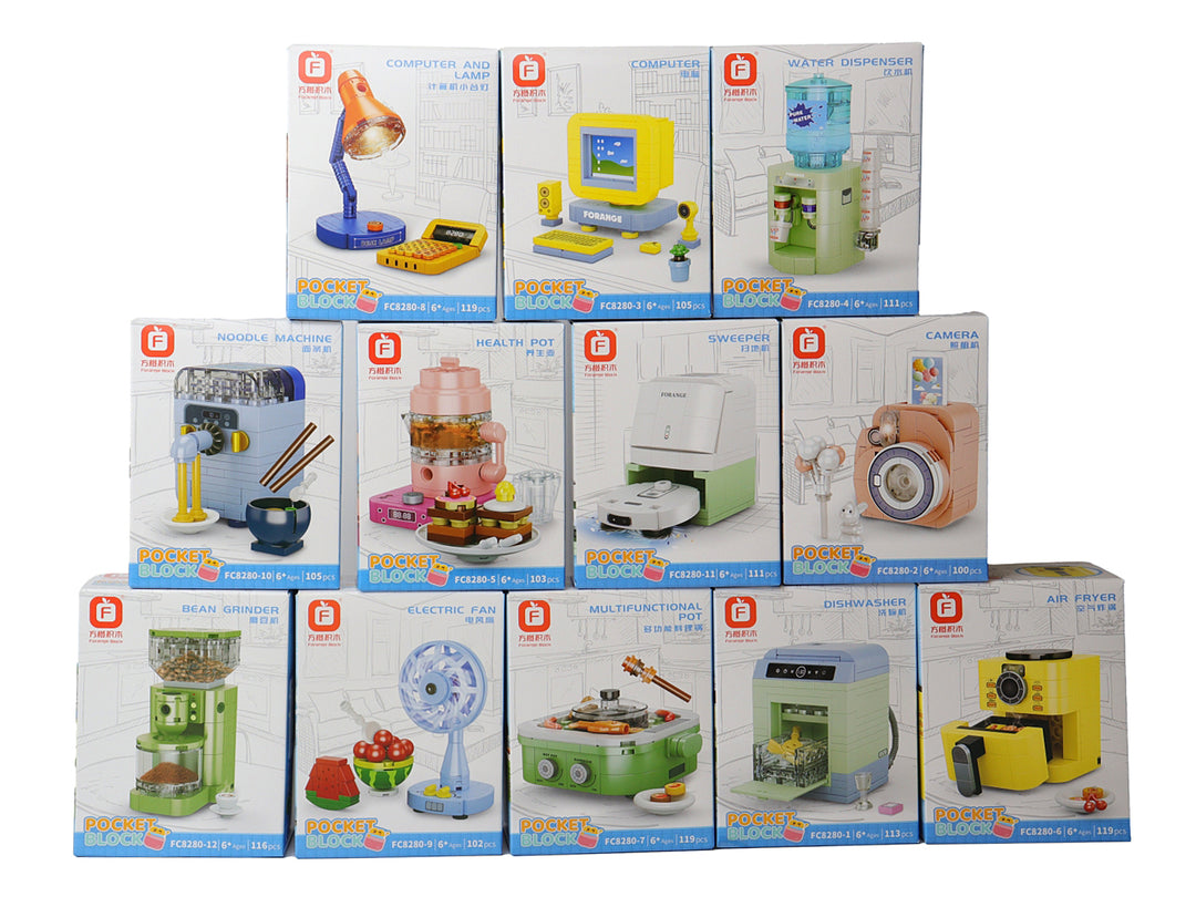 Set de juguetes de bloques de construcción que representan diversos electrodomésticos y gadgets en sus cajas.