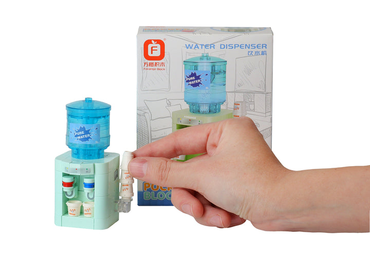 Set de juguetes de bloques de construcción que representan diversos electrodomésticos y gadgets en sus cajas.