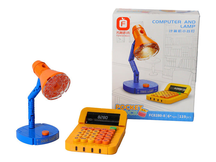 Set de juguetes de bloques de construcción que representan diversos electrodomésticos y gadgets en sus cajas.