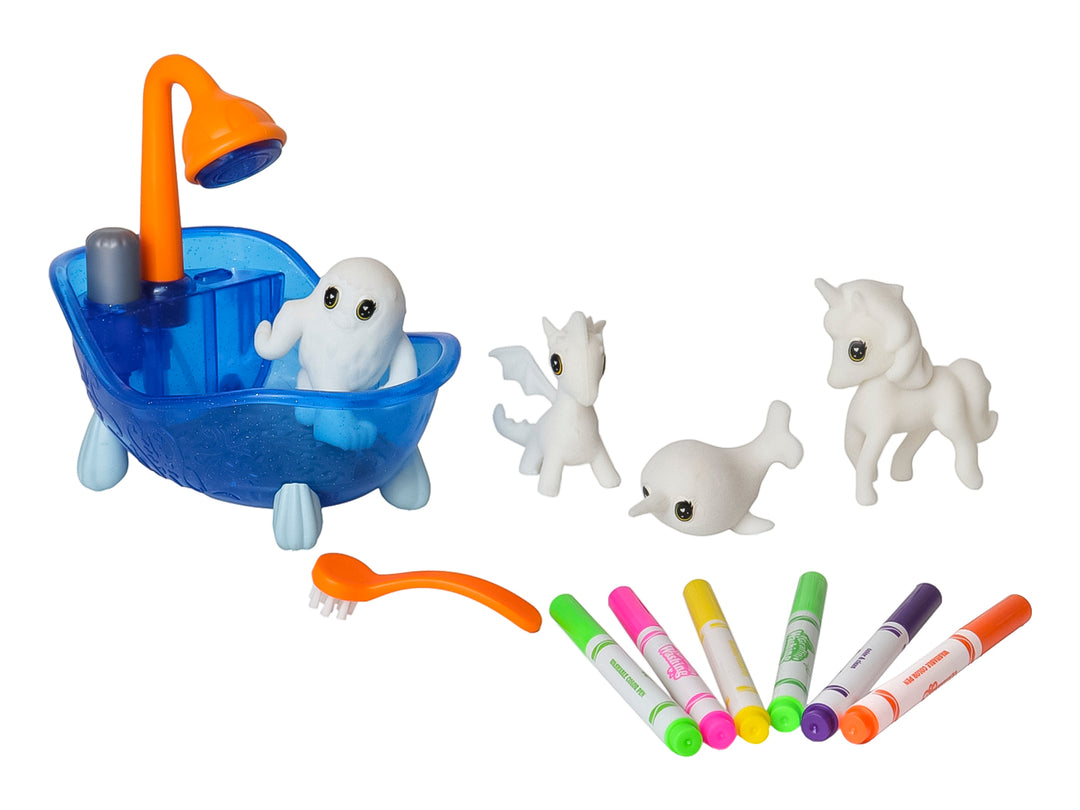 Set de juguetes didácticos con figuras blancas, tina azul, cepillo naranja y marcadores de colores.