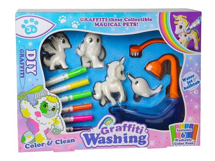 Set de juguetes didácticos con figuras blancas, tina azul, cepillo naranja y marcadores de colores.