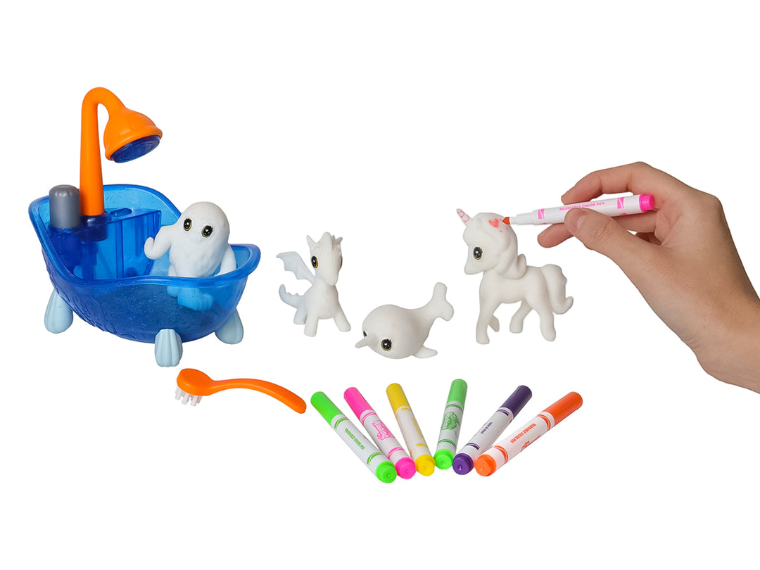 Set de juguetes didácticos con figuras blancas, tina azul, cepillo naranja y marcadores de colores.