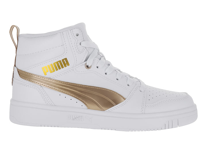 Tenis PUMA blancos de corte alto con detalles y logotipo en color dorado metálico.