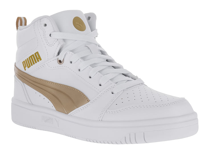Tenis PUMA blancos de corte alto con detalles y logotipo en color dorado metálico.