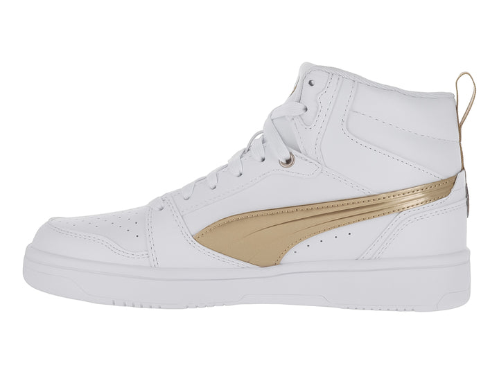 Tenis PUMA blancos de corte alto con detalles y logotipo en color dorado metálico.