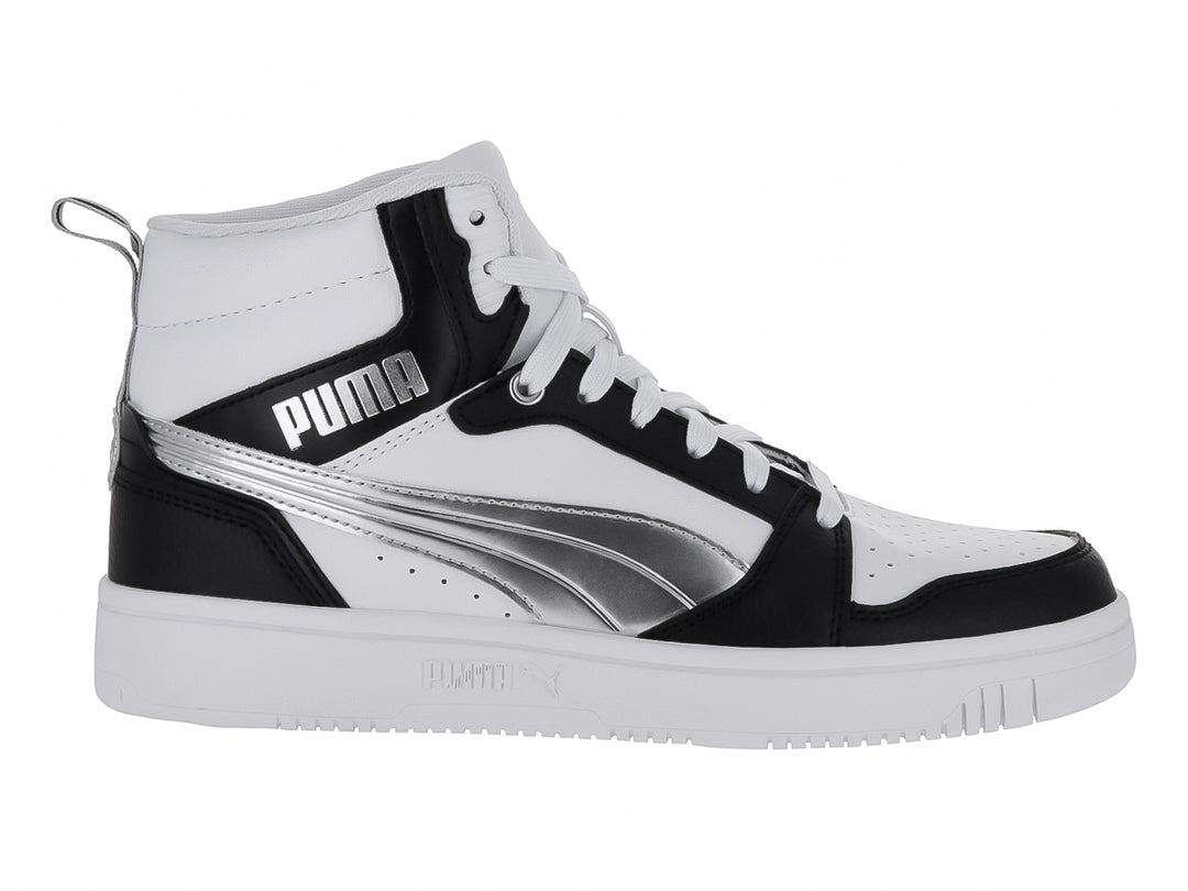 Tenis PUMA Rebound V6 de corte alto en color blanco con detalles en negro y franja plateada metálica.