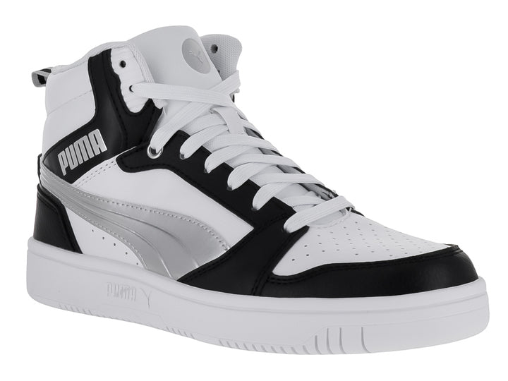 Tenis PUMA Rebound V6 de corte alto en color blanco con detalles en negro y franja plateada metálica.