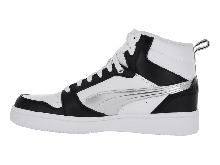 Tenis PUMA Rebound V6 de corte alto en color blanco con detalles en negro y franja plateada metálica.
