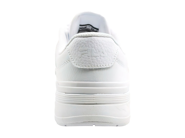 Tenis deportivos FILA de color blanco total con suela gruesa y cordones.