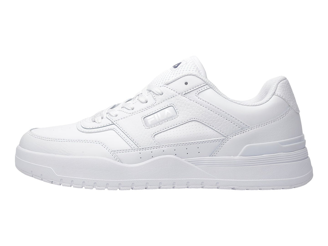 Tenis deportivos FILA de color blanco total con suela gruesa y cordones.