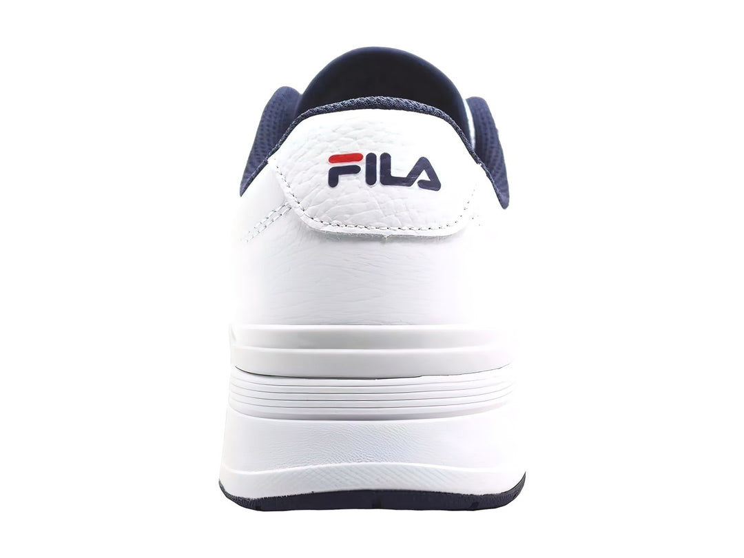 Tenis deportivos FILA de color blanco con detalles en azul marino, diseño clásico y suela blanca.