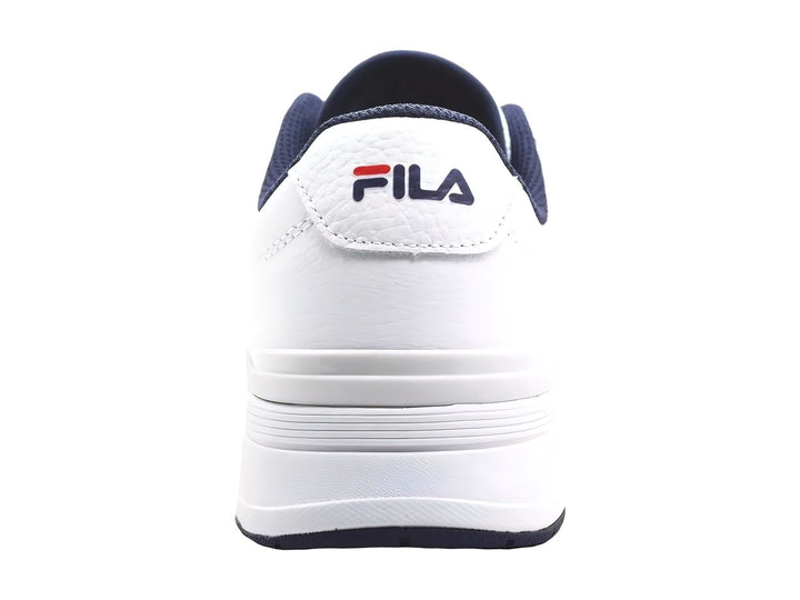 Tenis deportivos FILA de color blanco con detalles en azul marino, diseño clásico y suela blanca.