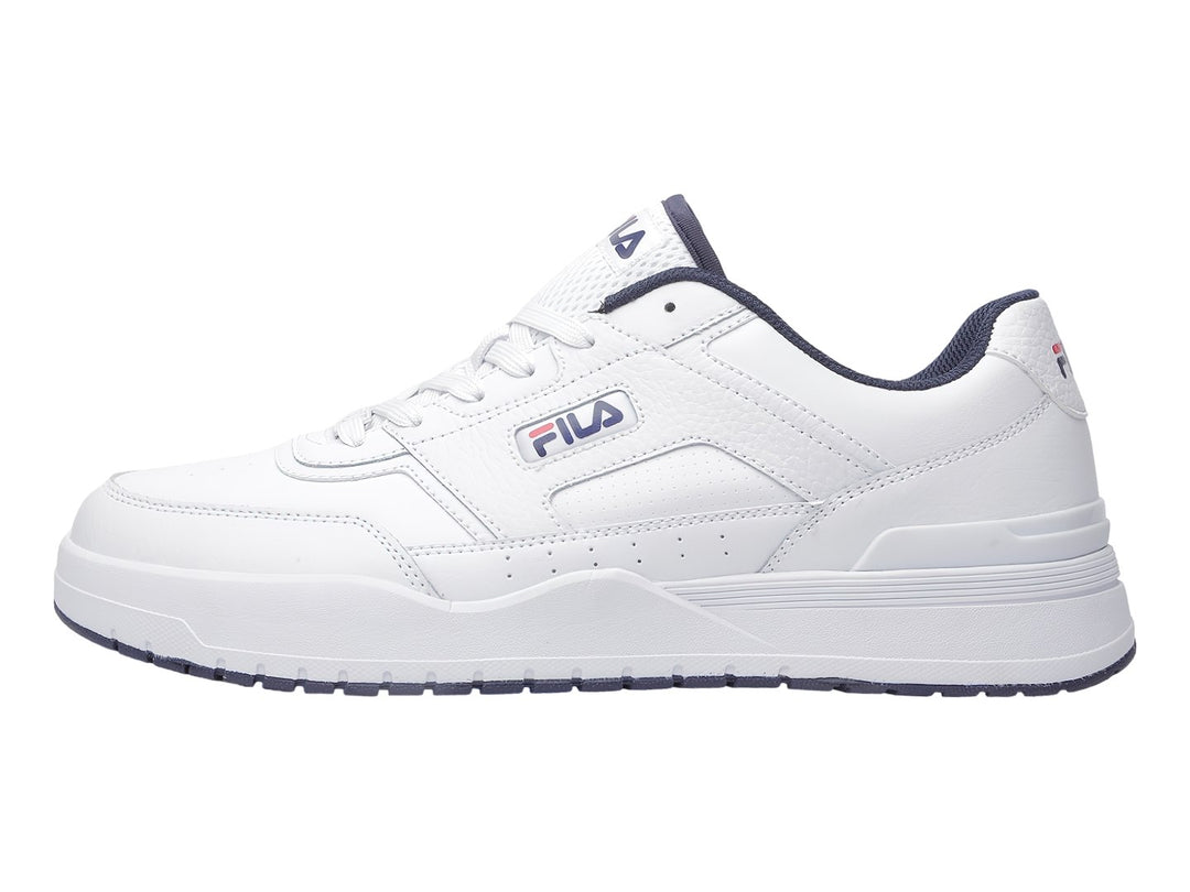Tenis deportivos FILA de color blanco con detalles en azul marino, diseño clásico y suela blanca.